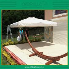 Bahcede Gondol Hamak Yaninda Konuslandirilmis Bu Yandan Govdeli Ahsap Semsiye Modeli 300x300 Cm Olculerindedir Akbrella Semsiye Firma Semsiye Semsiyeler Bahce
