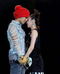It was a safe answer to say that she sees the male idol as . G Dragon And Dara Awww G Dragon Daragon 2ne1 Dara
