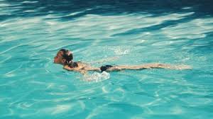 Jul 01, 2019 · the slimy and often smelly film that floats on the water's surface is a distinct green color, so look carefully for it before going for a swim. Der Swimmingpool Im Film Epd Film