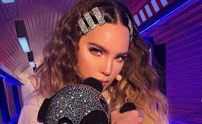 Esto Cuestan Las Botas De Ositos De Belinda Para La Voz Azteca Belinda Peinados Peinado Y Maquillaje