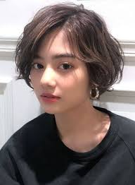 Potongan pixie atau pixie cut dengan tambahan kesan messy di bagian atas merupakan salah satu model potongan rambut pendek wanita yang sangat populer. 8 Model Rambut Pendek Dan Poni Wanita Yang Disukai Pria Womantalk Com Line Today