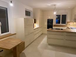 Geplant wurde das modell largo fg hochglanz lack weiß in der stilrichtung klassische küchen. Schones Modell Living Magnolie Hochglanz Lack