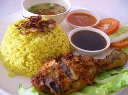 Sementara menunggu nasi lemak siap, boleh la goreng ayam berempah.goreng pada api sederhana kecil untuk elakkan hangit pada luar dan tidak masak.setiap 7 minit sekali terbalikkan ayam. Nasi Ayam Goreng Berempah Kl Bazaar Rakyat