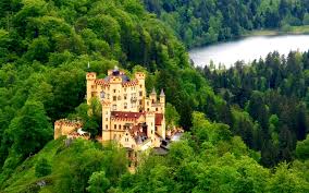 Berchtesgaden) е селище в южна бавария, германия.намира се на 20 km западно от австрийския град залцбург.в миналото е основен център за производство на сол в региона, чрез своите мини със солни находища. Kartinka Zamok Hoenshvangau Germaniya Bavariya Germaniya Strany Kartinki 24 Skachat Kartinki Besplatno