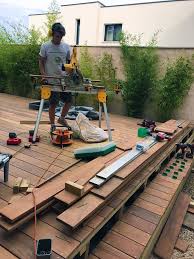Cette immense esplanade parsemée de terrasses et de restaurants. Pose De Terrasse En Bois Composite A Lyon 69