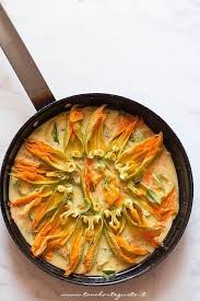Frittata Con Fiori Di Zucca Ricetta Golosa Pronta In 15 Minuti Ricette Cibo Etnico Fiori Di Zucca