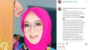 Inilah artis artis yang murtad kekandang artis murtad meninggal, kekandang artis jessica iskandar sedang menikmati belajar agama islam wanita yang akrab disapa chika ini memang terlahir dari keluarga. Kabar Duka Artis Rina Gunawan Meninggal Dunia Yuni Shara Selamat Jalan Adikku Potensi Badung