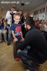 Bartosz zmarzlik po raz pierwszy świętował 1 czerwca ze swoim synem antonim. Mamed Khalidov Odwiedzil Dzieci W Szpitalu Zobacz Zdjecia Olsztyn