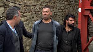 Özcan, tunç'u kullanarak mesut'u pis işlerine alet ediyor. Mesut Uyusturucu Cetesinin Eline Dusuyor Arka Sokaklar 489 Bolum 5 Ekim Cuma Izlesene Com