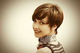 Jika anak perempuanmu punya jenis rambut lurus tipis dan tekstur yang halus dan lembut, kamu perlu mencoba model yang satu ini. Sejarah Tren Rambut Pendek Perempuan Di Dunia