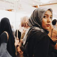 Sementara anne rufaidah memakai kain tenun dari nusa tenggara timur dipadankan dengan tenun tana toraja dan nieta hidayani dengan tenun dari sulawesi tengah. 10 Gaya Hijab Modern Minimalis Ala Desainer Jenahara Yang Bisa Anda Jadikan Inspirasi Womantalk