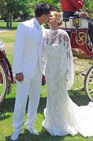 Pincha sobre la foto para ver los famosos que, como ella, se han desnudado en instagram este 2019. Tamara Gorro Y Ezequiel Garay Protagonistas De Una Boda Rodeados De Amigos