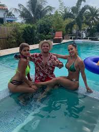 Codin maticiuc este actor, producător de film, scriitor, blogger, filantrop, tată și influencer. Codin Maticiuc Jurnal De Miami Bici 7 Personajul Meu Facebook