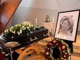 Seinen durchbruch hatte er in der rolle des assistenten harry klein. Angela Wepper Beerdigt So Verabschiedeten Sich Fritz Und Elmar Wepper Leute