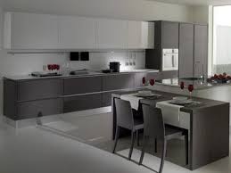 Junto al gris no pierde sus cualidades.conviene usarlo en forma medida. 10 Fotos De Cocinas Grises Ideas Para Decorar Disenar Y Mejorar Tu Casa Cocina Gris Y Blanca Diseno Muebles De Cocina Diseno De Interiores De Cocina