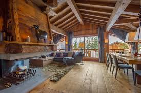 La baita di montagna è prevalentemente costruita in legno, un materiale termoisolante perfetto per il clima di montagna, i colori e le tonalità sono sempre in linea con la sensazione di calore che deve trasmettere una casa come queste. Arredare La Casa Di Montagna
