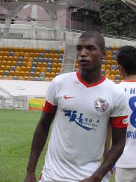 انتخب رئيسًا بعام 2002م، ثم أعيد انتخابه سنة 2006م بعد أن فاز بـ 60% من الأصوات. Ù„ÙˆØªØ´ÙŠØ§Ù†Ùˆ Ø³ÙŠÙ„ÙØ§ Ø¯Ø§ Ø³ÙŠÙ„ÙØ§ ÙˆÙŠÙƒÙŠØ¨ÙŠØ¯ÙŠØ§