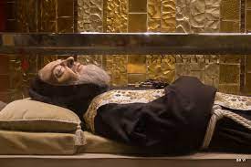 The saint used to sit and listen to people's confessions for about 10 hours a day as many lined up from all around the world to meet with him. Sacerdos Viennensis Am Grab Des Hl P Pio Von Pietrelcina