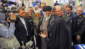 بازدید از نمایشگاه صنعت دفاعی و دیدار با مسئولان و متخصصان وزارت دفاع ::  Leader.ir