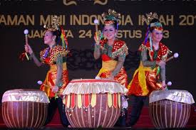 Indonesia adalah negara yang mempunyai banyak sekali budaya, ada rumah adat, makan adat, dan tak lupa yaitu alat musik dan yang mau kita bahas kali ini adalah alat musik bengkulu. Dol Alat Musik Pukul Bengkulu