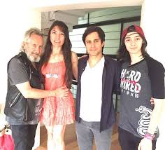 Como director estuvo al frente de las. El Papa De Gael Garcia Se Compromete Y El Actor Ya Conoce A La Afortunada