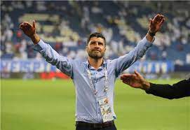 زين الدين زيدان عندما كان مدرب ريال مدريد. Ø£Ù„Ù…ÙŠØ±ÙŠØ§ ÙŠ Ù‚ÙŠÙ„ Ù…Ø¯Ø±Ø¨Ù‡ Ø¨ÙŠØ¯Ø±Ùˆ Ø¥ÙŠÙ…Ø§Ù†ÙˆÙŠÙ„