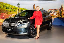 2021 skoda enyaq iv electric suv revealed: Schauspielerin Anna Maria Muhe Live Bei Der Weltpremiere Des Skoda Enyaq Iv Emove360 Portal For Mobility 4 0
