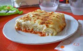 Pon abundante agua a hervir en una cazuela. Canelones De Pollo