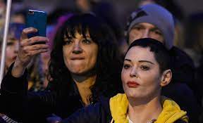 1 en roma, la oficina de registro rehusó reconocer el nombre de asia como un nombre apropiado, y en cambio la inscribieron oficialmente como aria argento Rose Mcgowan Apologizes To Asia Argento Indiewire