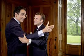 En revanche en suisse, les révélations du quotidien le temps de lausanne sur le comportement supposé de darius rochebin, le présentateur vedette depuis deux décennies de la télévision. Darius Rochebin Il Faut Faire Les Choses Tres Serieusement Sans Se Prendre Au Serieux Illustre