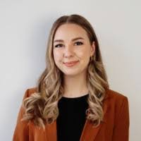 Julie Barrow's Instagram, Twitter & Facebook