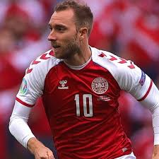 Eriksen fue reanimado y trasladado a un centro asistencial. Txu Koh0s0k4vm