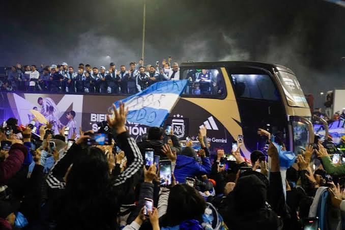 Mulltitud, fuegos artificiales y ovación: así llegó al país parte del plantel de la Selección argentina