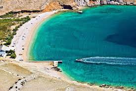 Baška features amazing long pebble beach, aquapark, hotels and apartments. Chorwacja Krk