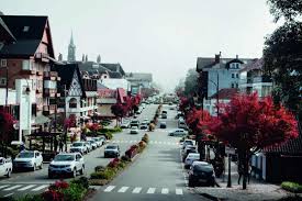 Tem bons café, restaurantes, lojas e pontos turísticos mas a cidade tem atrativos o ano inteiro. Roteiros Serra Gaucha Confira 10 Roteiros Imperdiveis