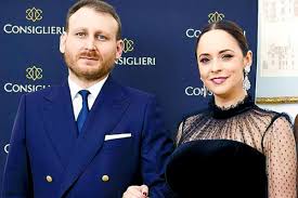 Andreea marin (andreea violeta marin), supranumită 'zâna surprizelor', este una dintre cele mai andreea marin are o vastă experienţă în televiziune. Secretul RelaÈ›iei Dintre Andreea Marin È™i Adrian Brancoveanu