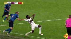 Giorgio chiellini, né le 14 août 1984 à pise, est un footballeur international italien évoluant au poste de défenseur central. Giorgio Chiellini Cynically Hauls England Star Bukayo Saka To Ground In Euro 2020 Final Todayuknews