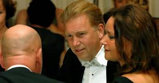 Hij staat inmiddels op plaats nummer 19 in quote's rijkenlijst, met een vermogen van 1,3 miljard euro, waarschijnlijk met een grote glimlach op zijn gezicht. Aandelen Nec Naar Investeerdersgroep Nijmegen Gelderlander Nl