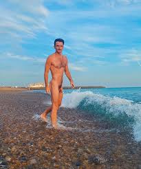 Las vacaciones de Sam Morris en una playa nudista (foto a foto) - Shangay