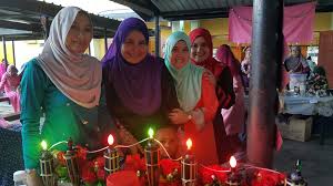 Para penari ini akan membawa lilin yang menyala pada piring yang dipegang pada setiap telapak tangan mereka. Guru Kaunseling Nurhaiza Che Mat Sambutan Rimup Hari Raya Sekolah