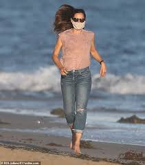 There's still a lot of love between former alias costars jennifer garner and bradley cooper. Bradley Cooper Steps Out After Flirty Beach Day With Pal Jennifer Garner Readsector