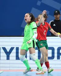 Ana Catarina recebe o prémio de melhor guarda-redes do Campeonato do Mundo de Futsal Feminino 🏆🙌 #FazHistória Ana Catarina receives the award for best goalkeeper at the #FutsalWWC 🏆🙌 #HistoryNeedsMakers