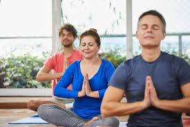 El yoga te enseña a respirar de forma consciente, a controlar tus impulsos, tus pensamientos y tu mente. Feliz Dia Internacional Del Yoga Gympass Blog