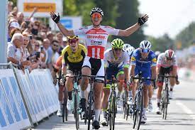 Tim merlier blijft niet bij de pakken zitten, maar wil zijn belgische trui dit jaar toch nog tonen. Tim Merlier Is Belgisch Kampioen Wielrennen Wielrennen Sportmagazine
