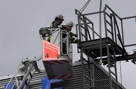 Durch ein unwetter in weiten teilen deutschlands wurde auch der bereich um den stuttgarter hauptbahnhof überschwemmt. Die Feuerwehr Muss In Stuttgart Ein Gerust Stutzen Das Nach Dem Unwetter Umzusturzen Drohte Stuttgarter Nachrichten