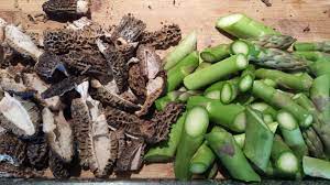 Heat the oil in a large or cast iron skillet over medium heat. Meatless Monday Israeli Couscous With Asparagus Spinach Morel Mushrooms Goodmotherdiet