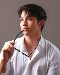 Jonathan Alden's Instagram, Twitter & Facebook