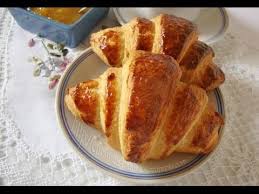 Il risultato è una sfoglia leggera, morbida e dal sapore delicato ed. Cornetti Sfogliati Ricetta Semplice E Veloce Youtube