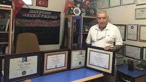 Uzaktan eğitim sistemine göre eğitim yapan açıköğretim, i̇ktisat, i̇şletme fakültelerinden mezun olan öğrenciler anadolu üni. Super Dede 4 Universiteden Mezun Oldu
