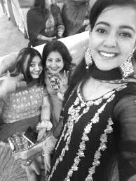 Ashi meri behn meri beti tumharay janay ne mujhe torr diya hai. إِنَّا  لِلَّٰهِ وَإِنَّا إِلَيْهِ رَاجِعُونَ‎ Ya Allah Tu ne apni amanat wapis le  li. Ya Allah meri behn ko karwat